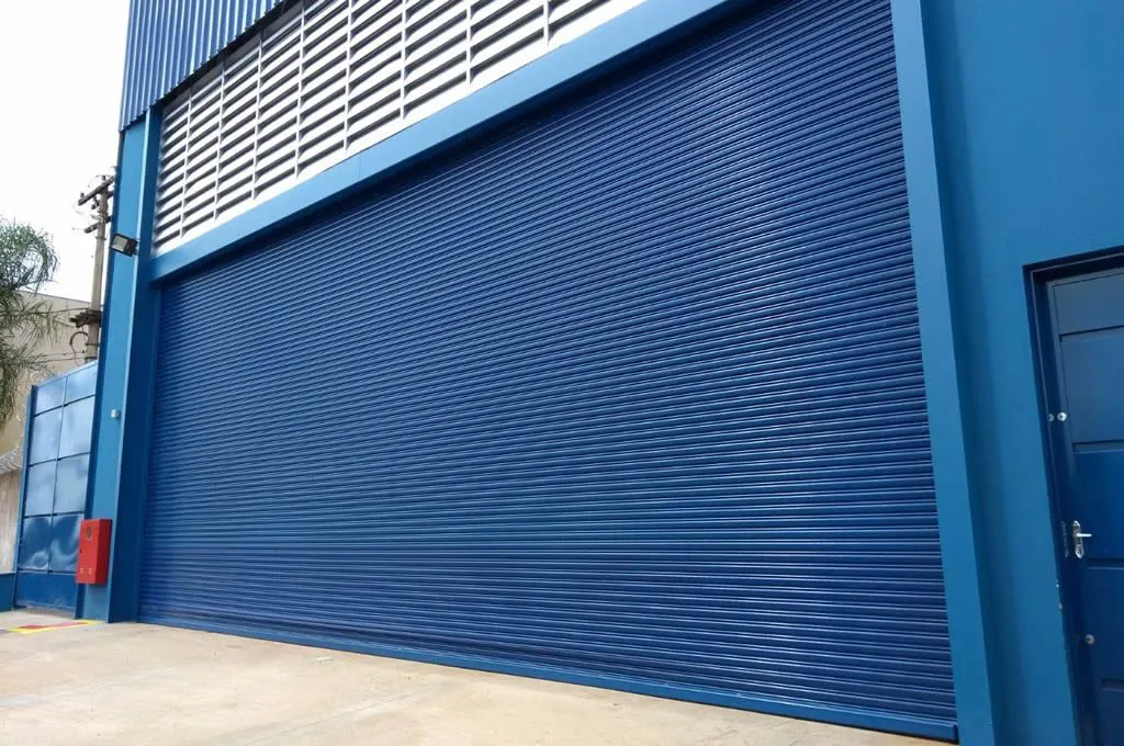 portas-de-enrolar-aco-automatica-lamina-fechada-lisa-portasmundial